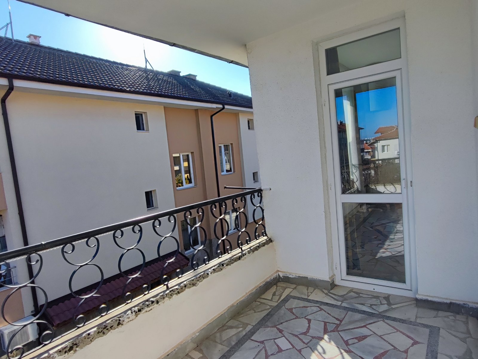 Dreistöckiges Haus in Ravda, Bulgarien