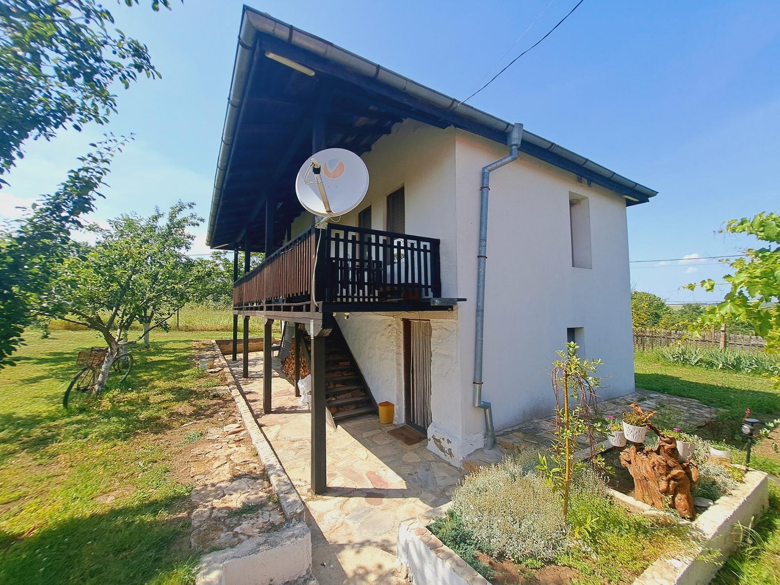 Sredets: Ich verkaufe ein renoviertes zweistöckiges Haus im Dorf Zornitsa, Gemeinde Sredets. 