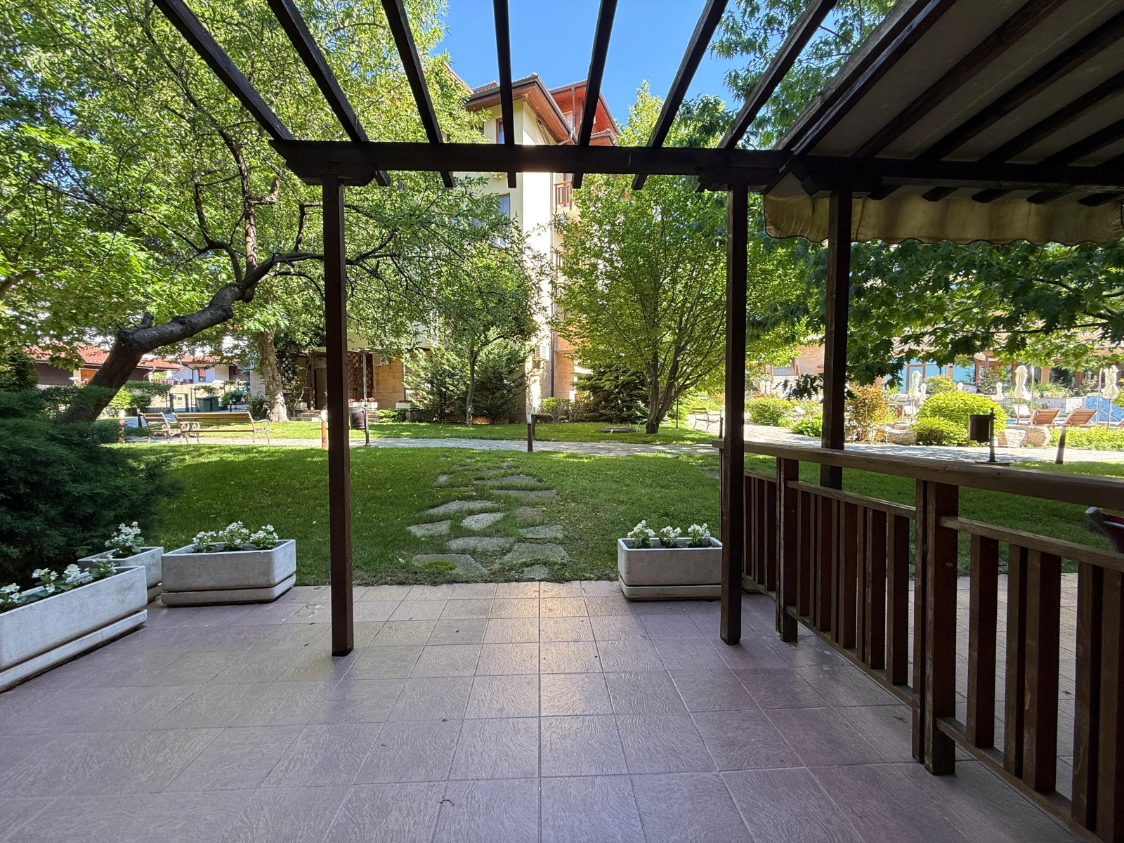 Studio im Garten Eden mit Veranda und Poolblick