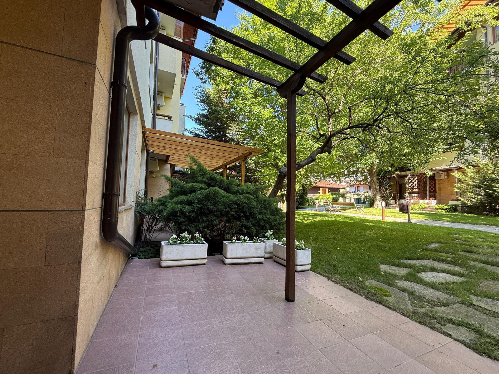 Studio im Garten Eden mit Veranda und Poolblick