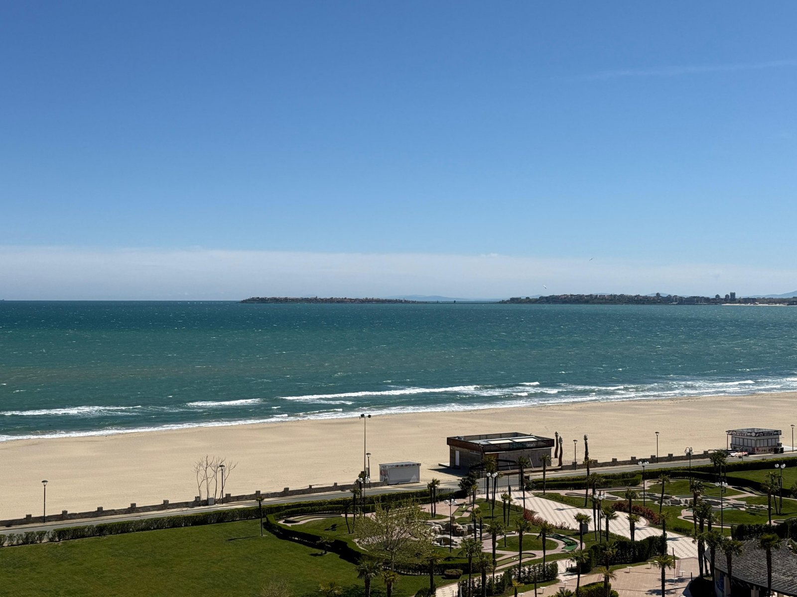 Zwei-Zimmer-Apartment im Majestic-Komplex in erster Reihe mit Meerblick in Sunny Beach.