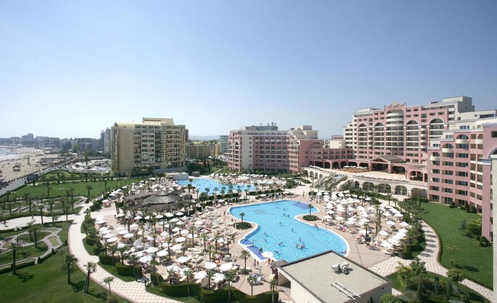 Zwei-Zimmer-Apartment im Majestic-Komplex in erster Reihe mit Meerblick in Sunny Beach.