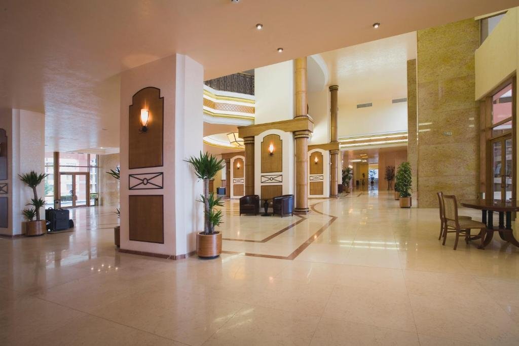 Zwei-Zimmer-Apartment im Majestic-Komplex in erster Reihe mit Meerblick in Sunny Beach.