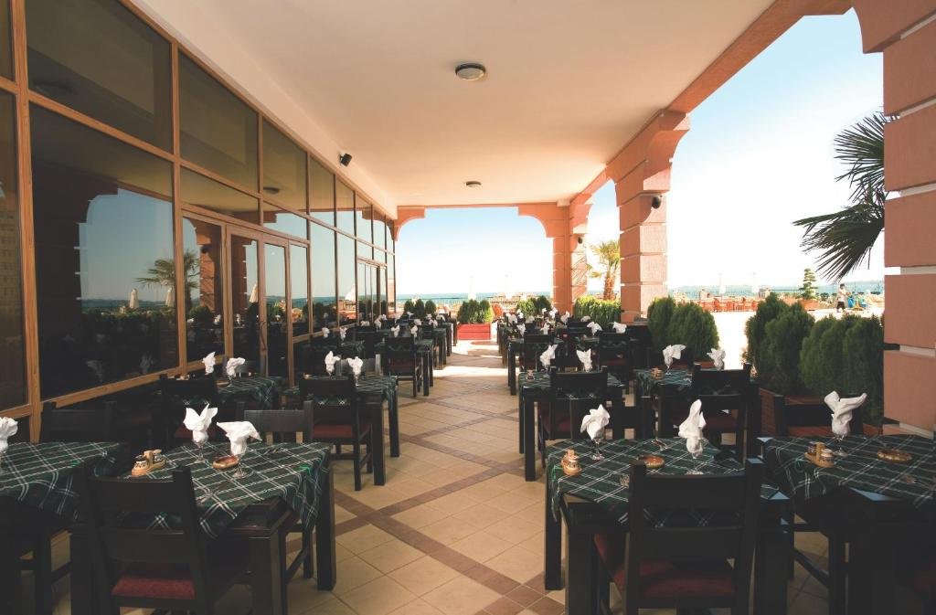 Zwei-Zimmer-Apartment im Majestic-Komplex in erster Reihe mit Meerblick in Sunny Beach.