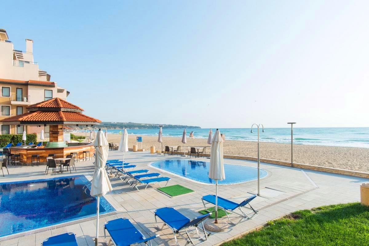 Geräumige Wohnung mit Meerblick in einer exklusiven Anlage in erster Reihe in Obzor, Bulgarien