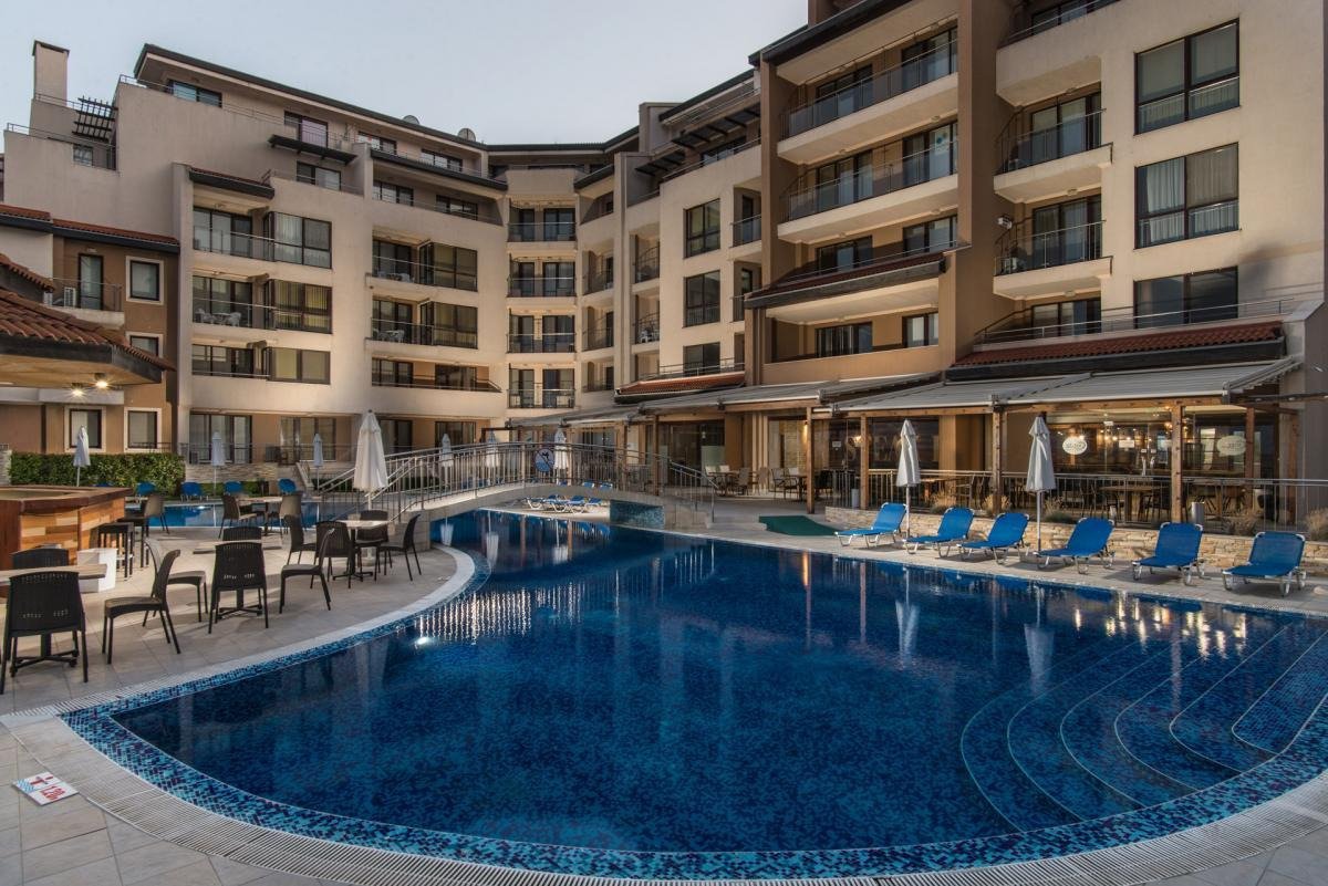 Geräumige Wohnung mit Meerblick in einer exklusiven Anlage in erster Reihe in Obzor, Bulgarien
