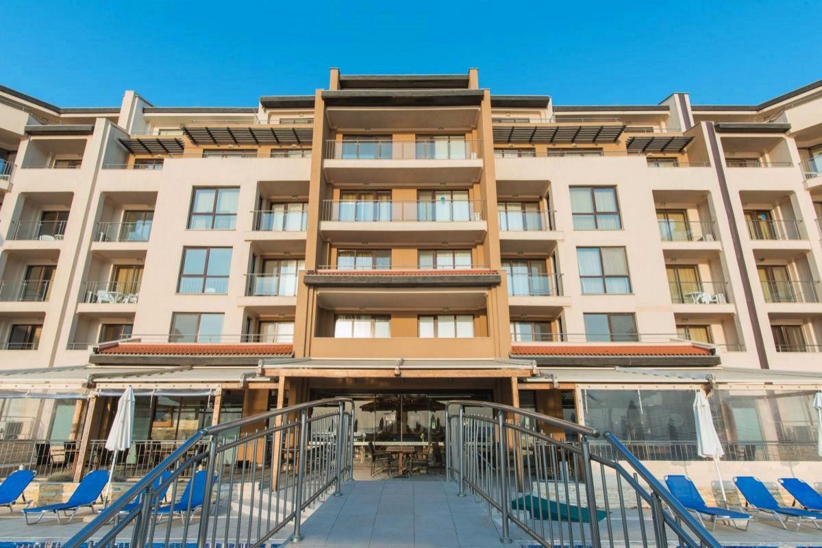 Geräumige Wohnung mit Meerblick in einer exklusiven Anlage in erster Reihe in Obzor, Bulgarien