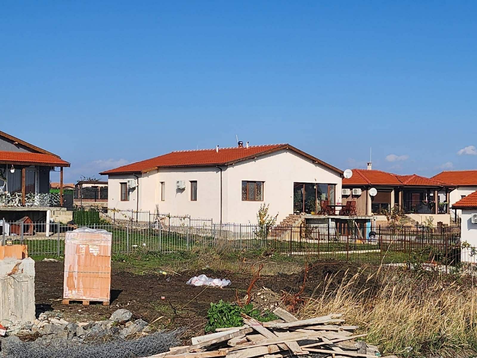 Neues eingeschossiges Haus mit Garten in der Nähe von Kableshkovo – keine Instandhaltungskosten