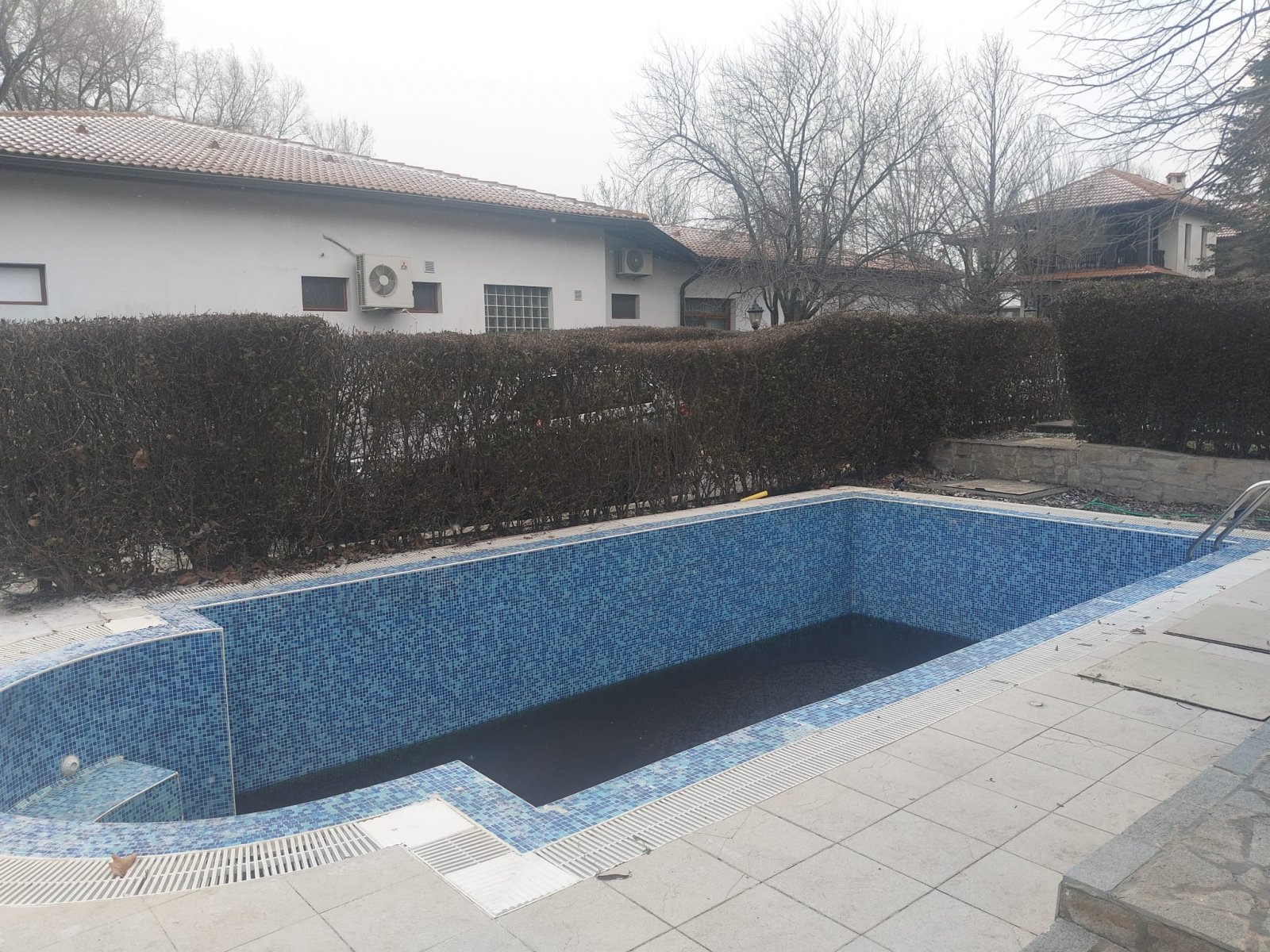 Vollständig möbliertes zweistöckiges Haus in der Wohnanlage Floral Roads – mit Pool und privatem Garten