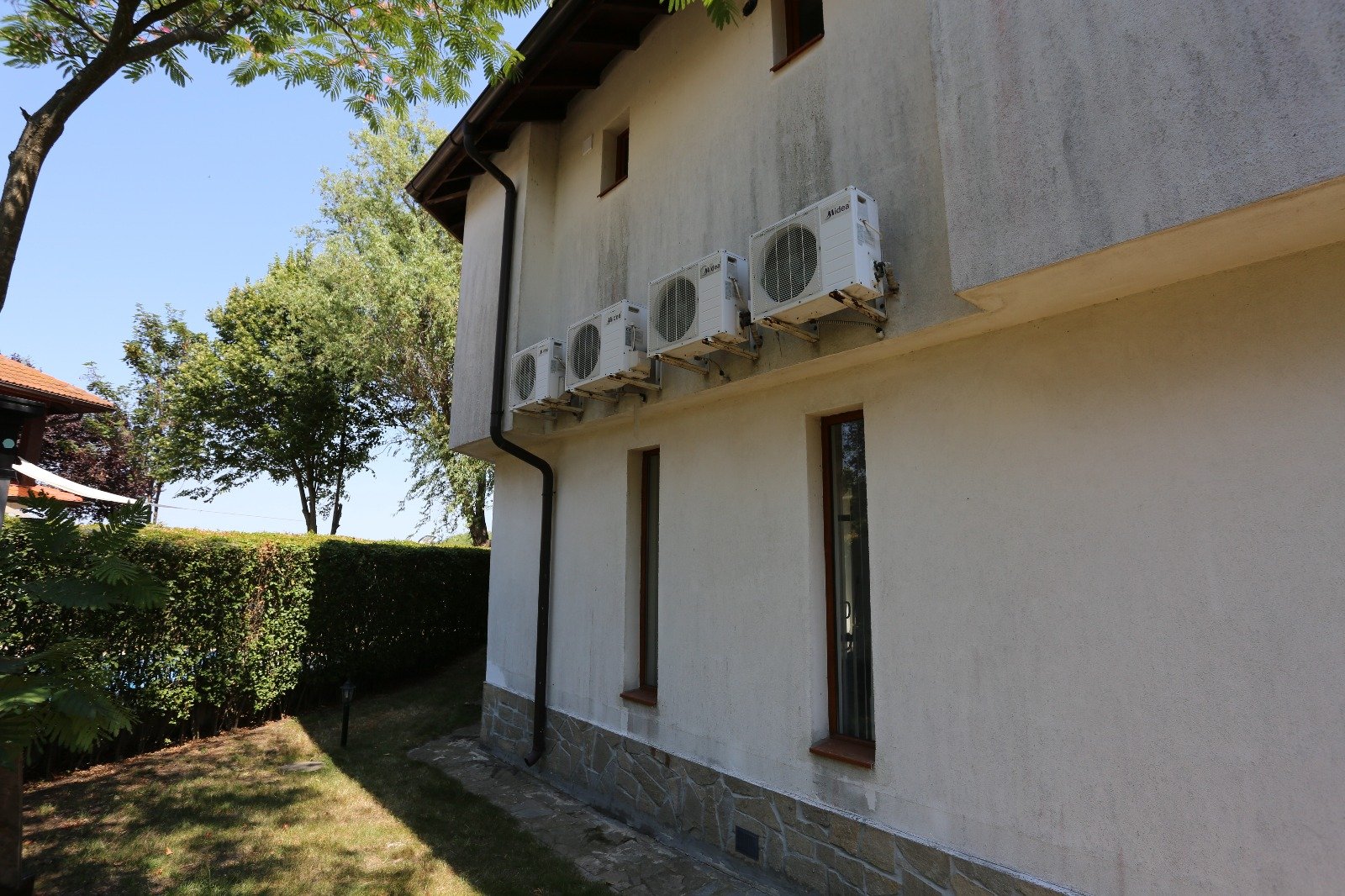 Vollständig möbliertes zweistöckiges Haus in der Wohnanlage Floral Roads – mit Pool und privatem Garten