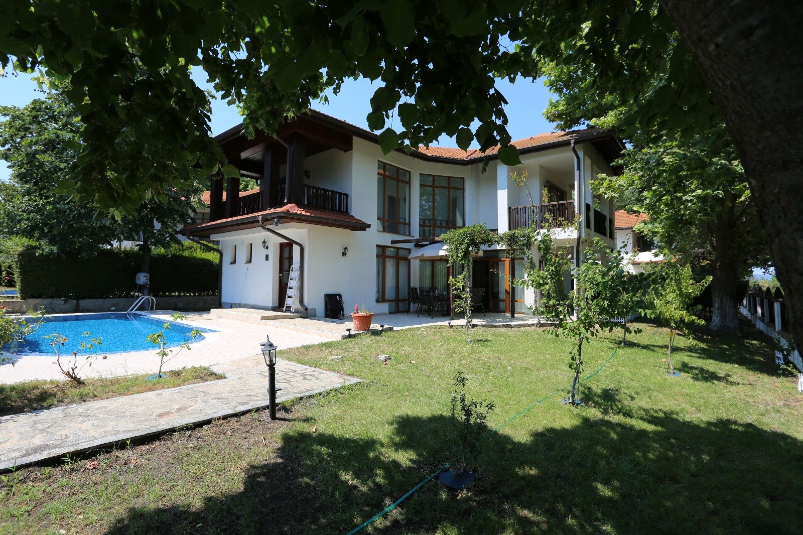 Vollständig möbliertes zweistöckiges Haus in der Wohnanlage Floral Roads – mit Pool und privatem Garten