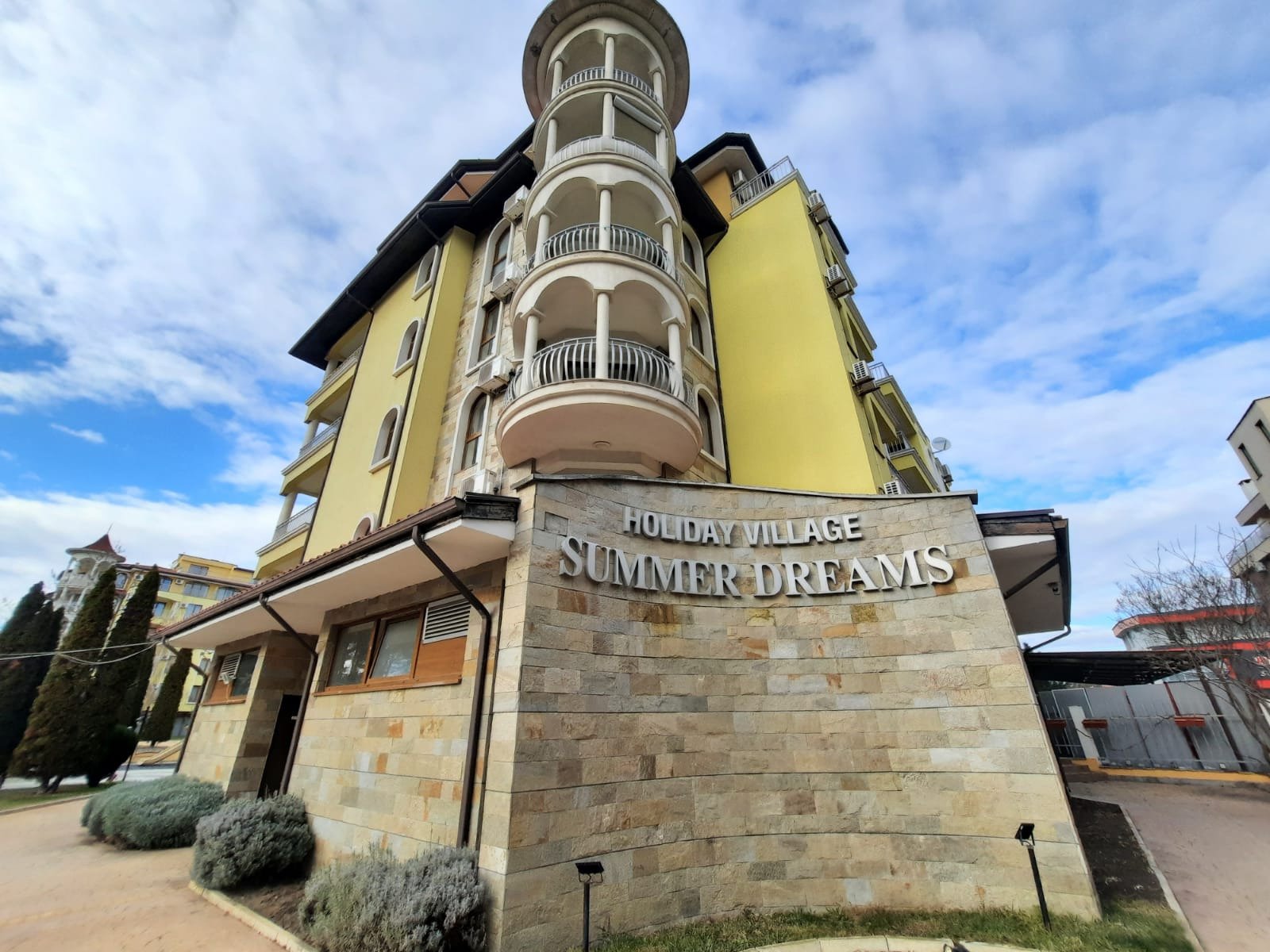 Großzügige Wohnung mit zwei Schlafzimmern und zwei Terrassen im Komplex Summer Dreams, Toplage, Sonnenstrand