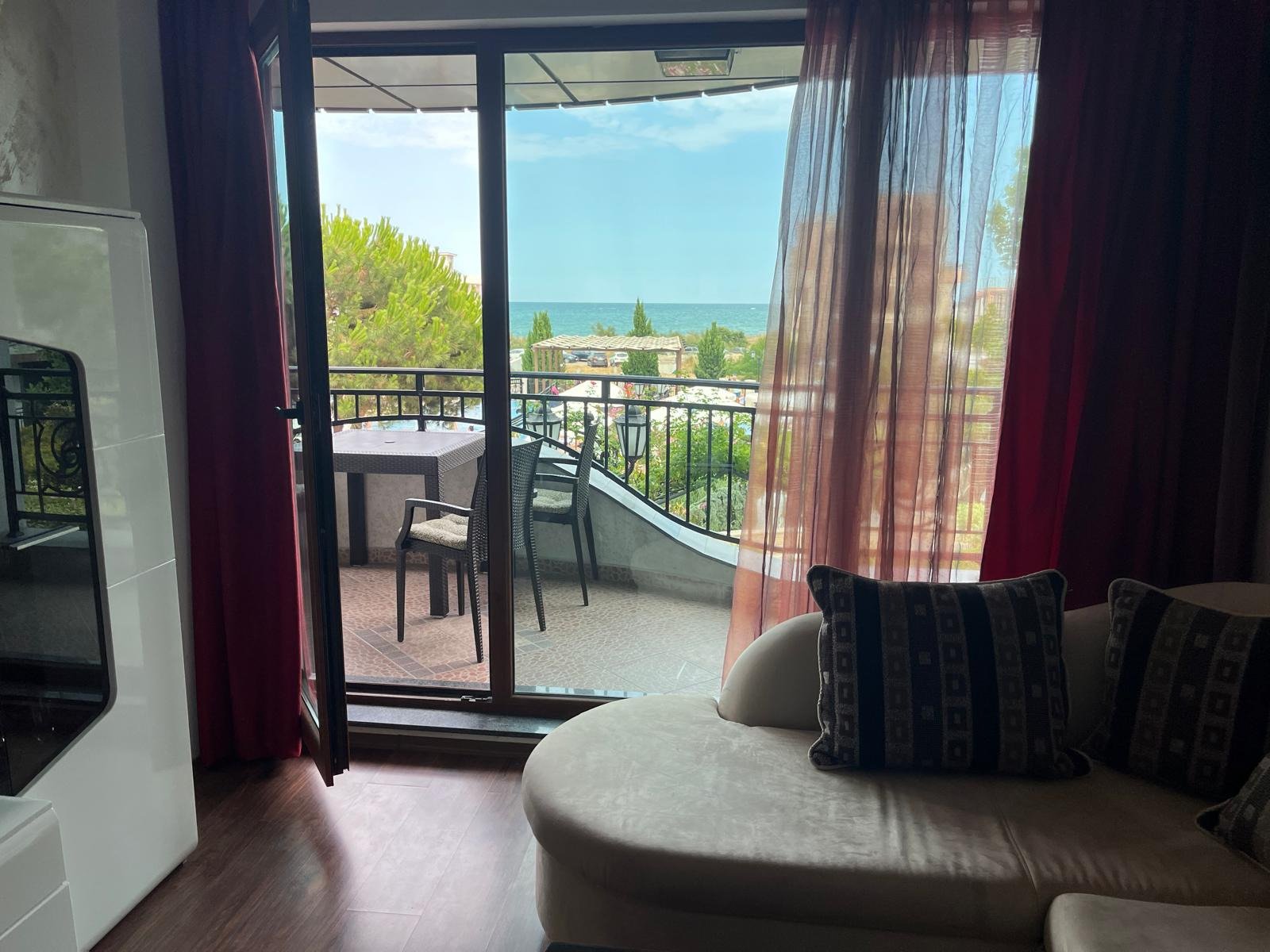 Exklusives Angebot: Zweizimmerwohnung mit herrlichem Meerblick und erster Strandreihe – Pomorie