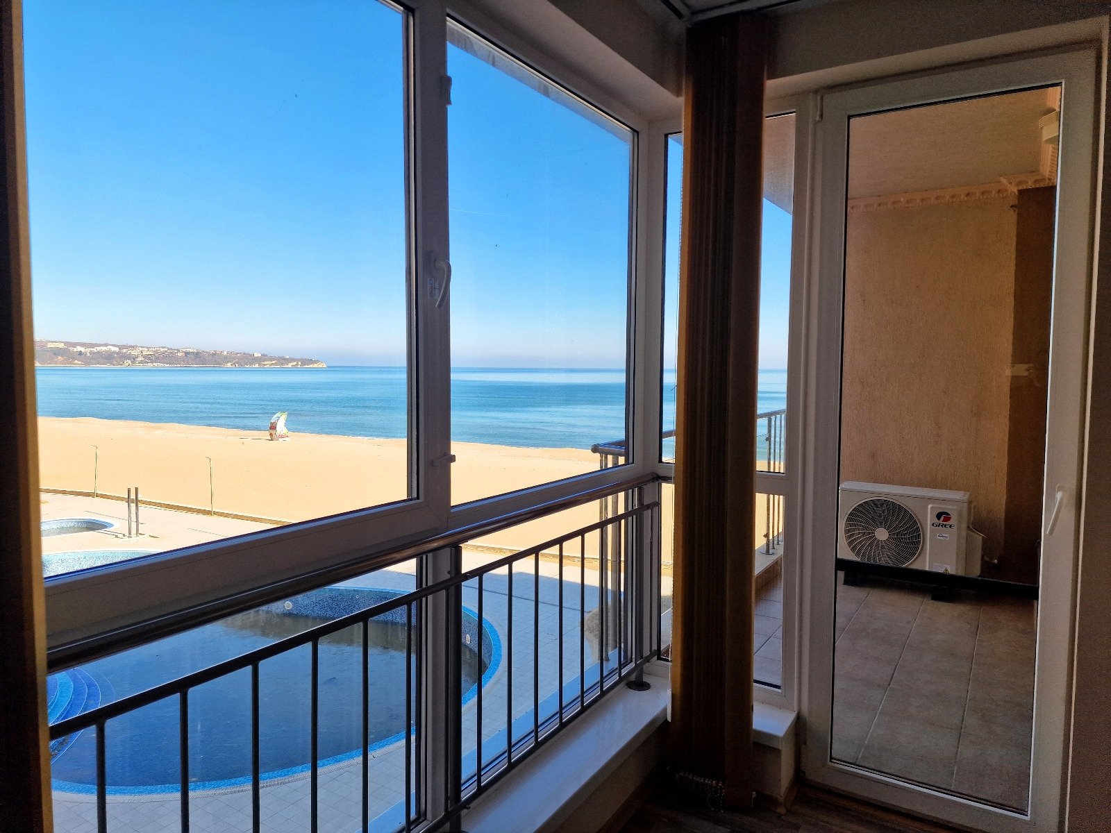 Großzügiges Ein-Zimmer-Apartment mit Meerblick in einer exklusiven Anlage erster Reihe in Obzor, Bulgarien