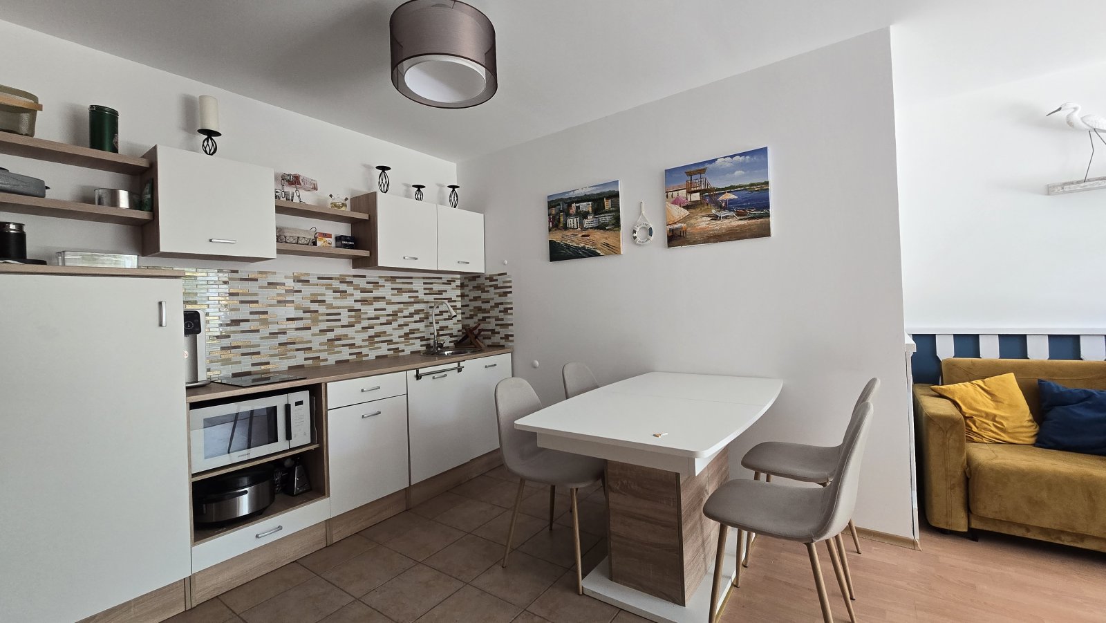 Ein Zimmer mit neuen Möbeln im Crown Fort Club