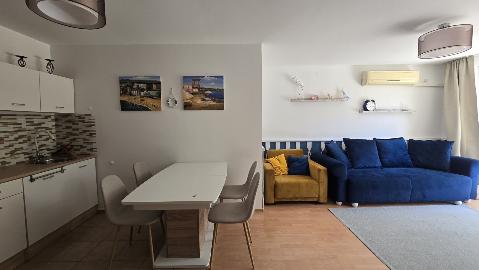 Ein Zimmer mit neuen Möbeln im Crown Fort Club