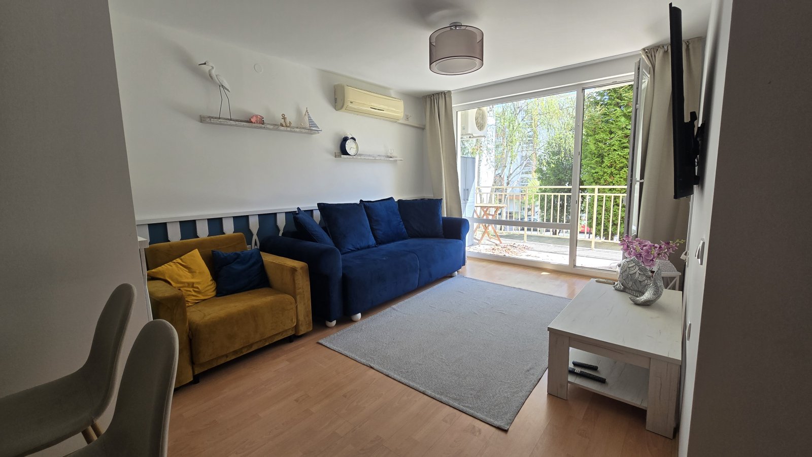 Ein Zimmer mit neuen Möbeln im Crown Fort Club