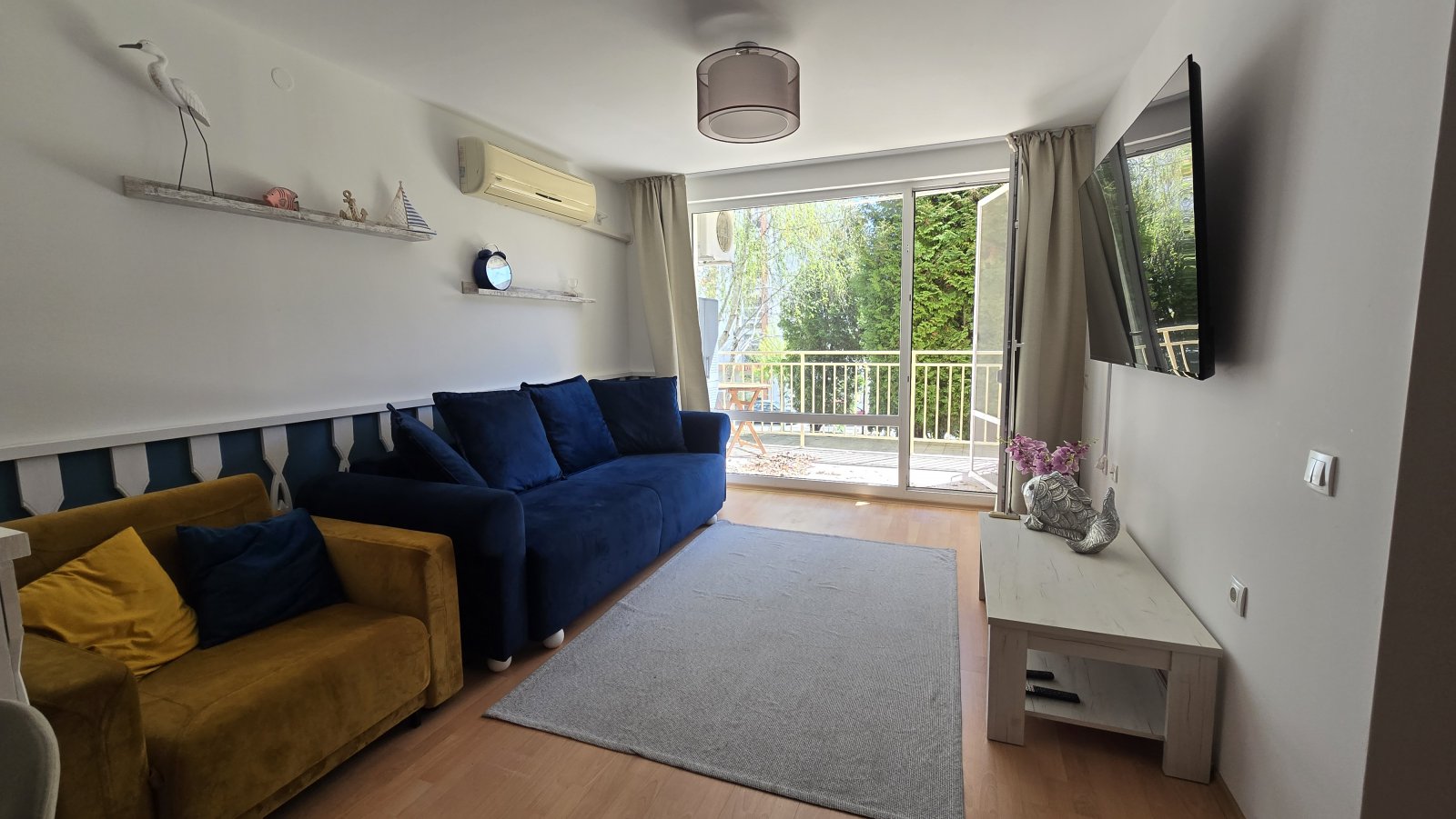 Ein Zimmer mit neuen Möbeln im Crown Fort Club