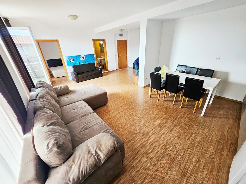 Spacious 3-Bedroom Penthouse with Large Terrace in Sunny View Central