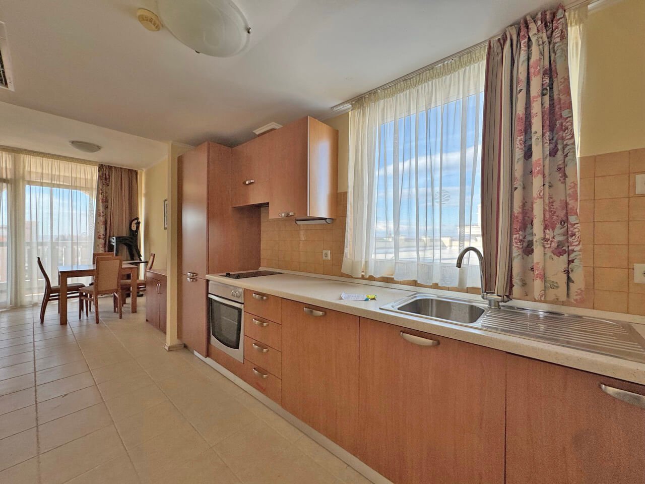 Zweizimmerwohnung mit Meer- und Stadtblick im Komplex Sunset Resort, Pomorie, Bulgarien
