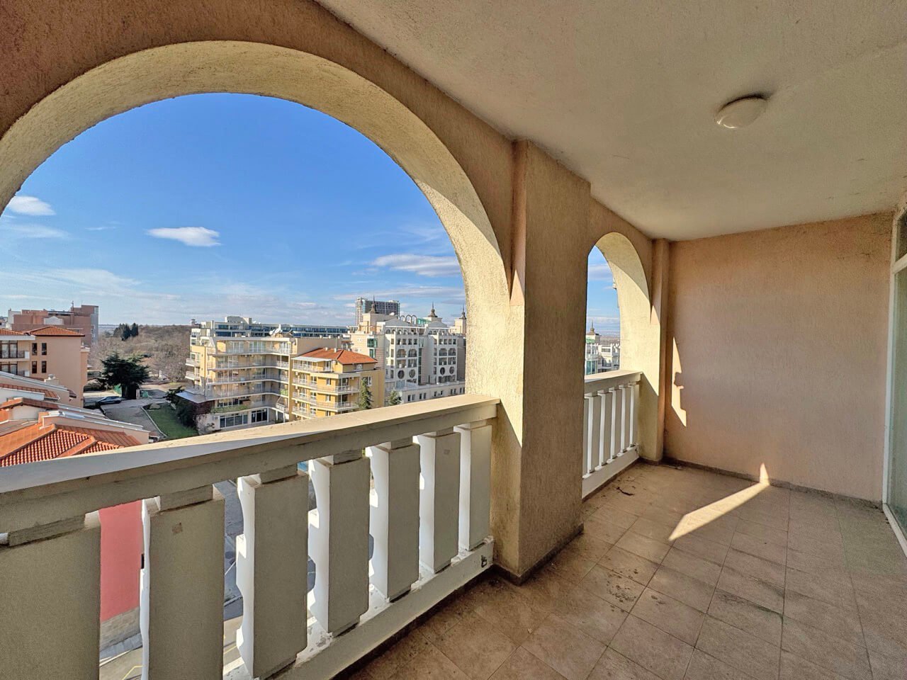 Zweizimmerwohnung mit Meer- und Stadtblick im Komplex Sunset Resort, Pomorie, Bulgarien