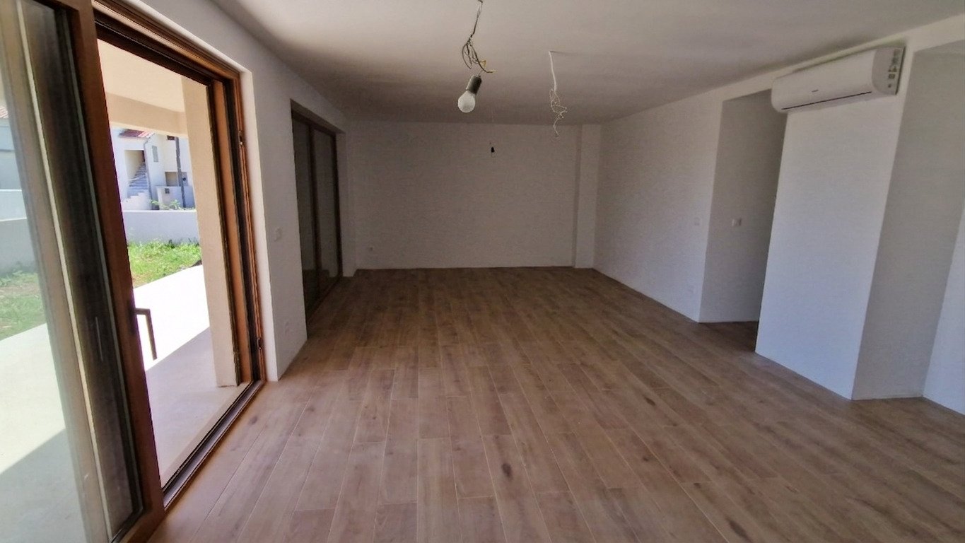 Moderne Wohnung in einem Neubau mit Garten und Meerblick, Privlaka