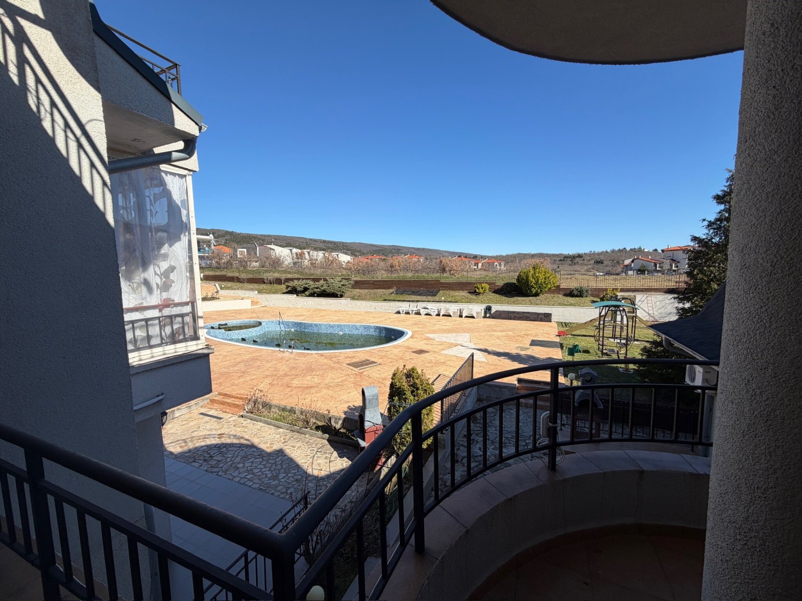 Drei-Zimmer-Wohnung mit Poolblick im Komplex Nessebar View, Kosharitsa, Bulgarien