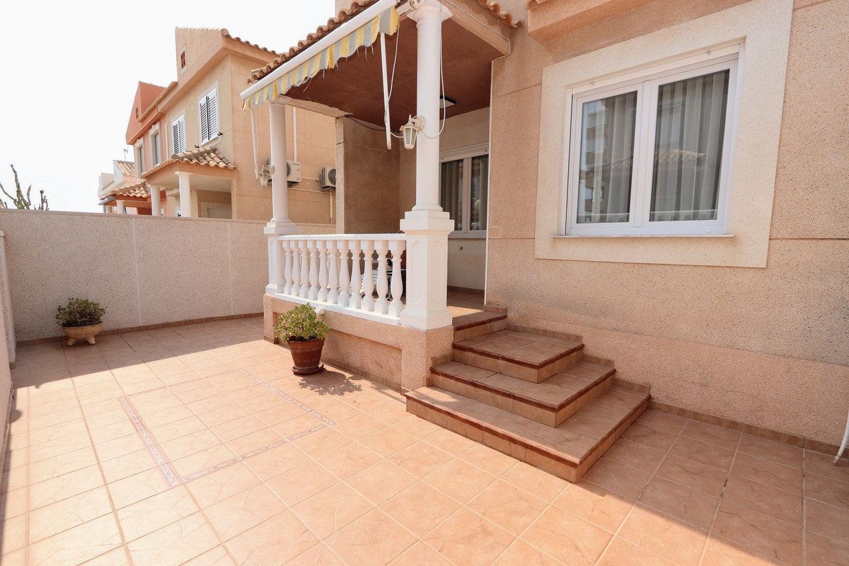 Außergewöhnliches Doppelhaus mit Meerblick und direktem Strandzugang, Torrevieja