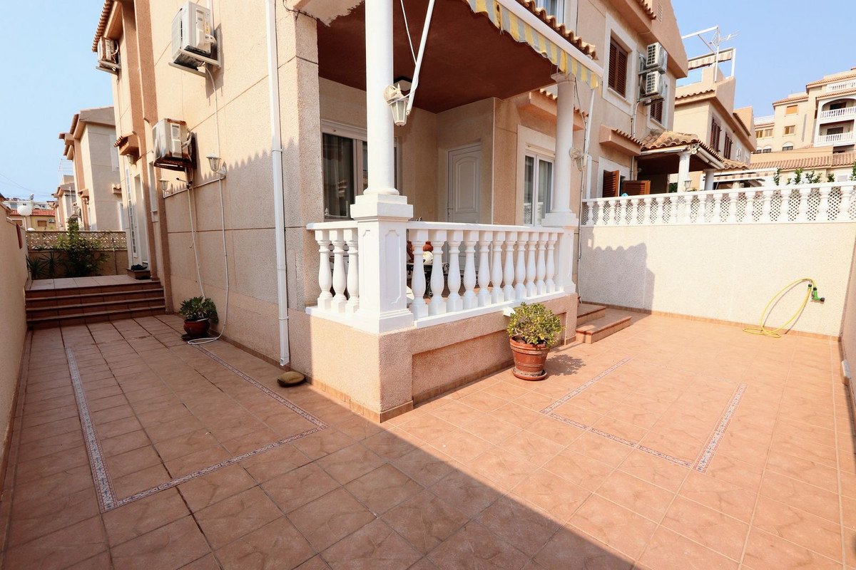 Außergewöhnliches Doppelhaus mit Meerblick und direktem Strandzugang, Torrevieja