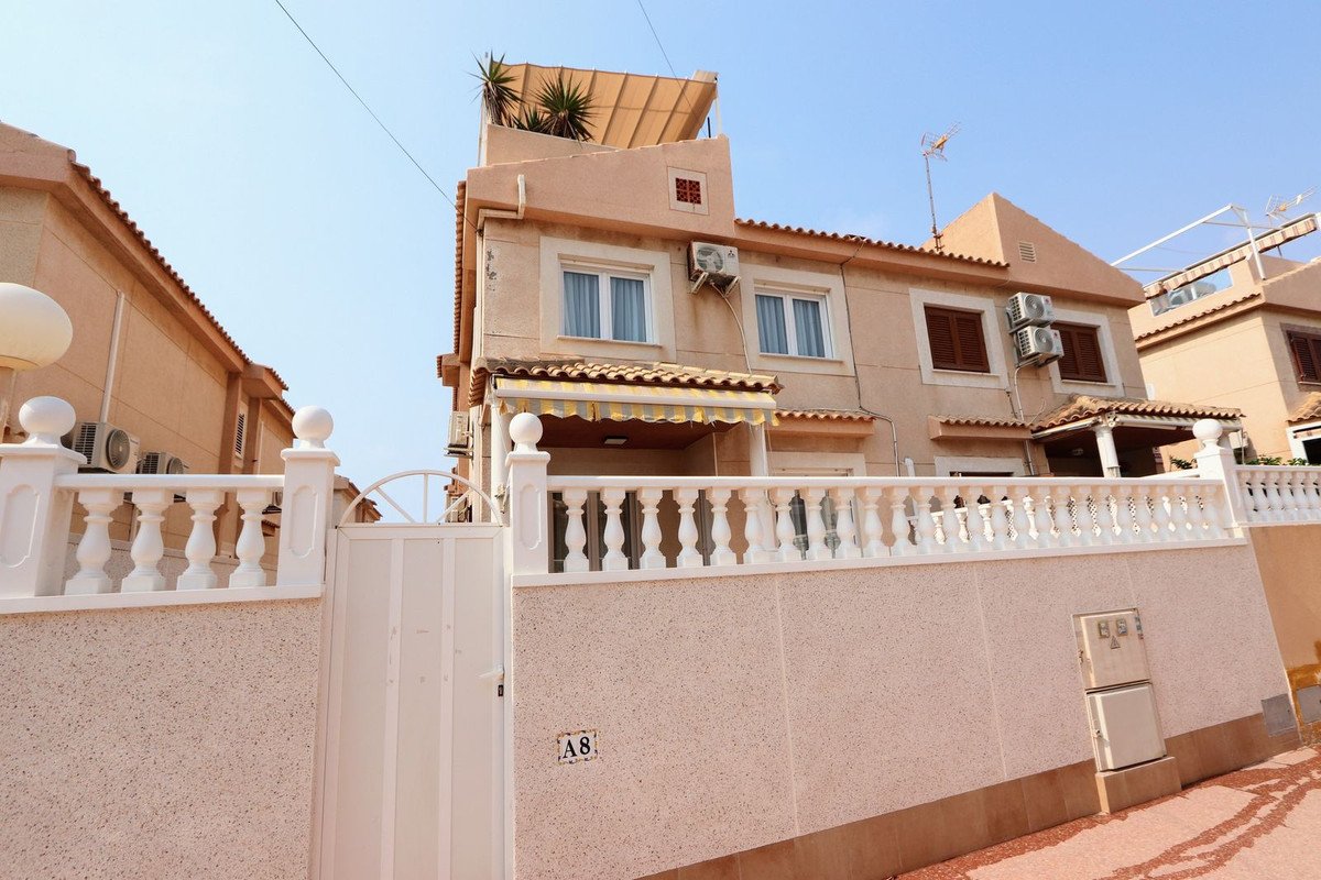 Außergewöhnliches Doppelhaus mit Meerblick und direktem Strandzugang, Torrevieja