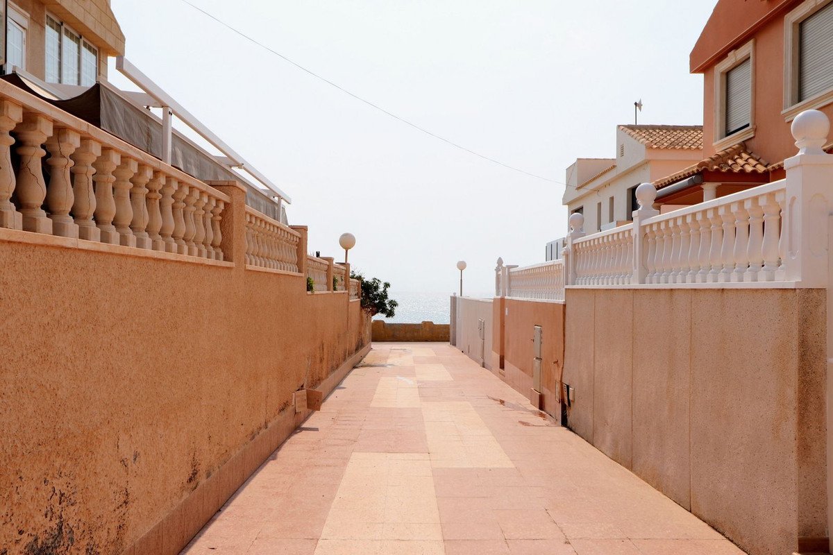 Außergewöhnliches Doppelhaus mit Meerblick und direktem Strandzugang, Torrevieja