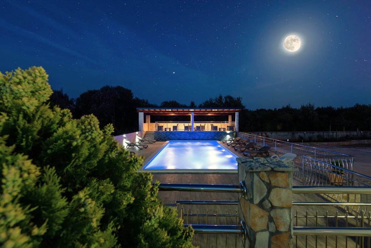 Exklusive Apartmentvilla mit Pool, 200 m vom Meer entfernt, Investitionspotenzial Vinišće