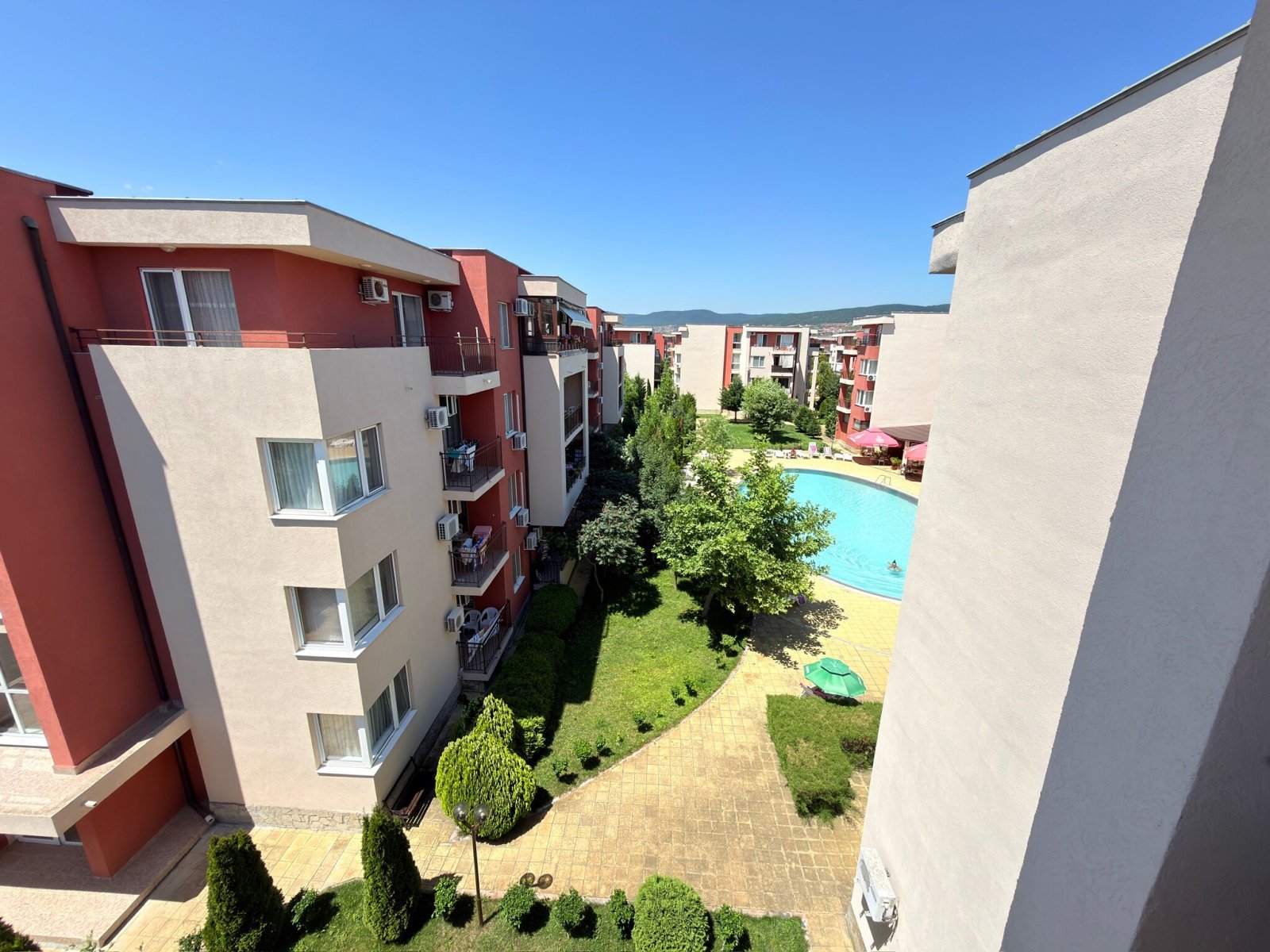 Zweizimmerwohnung mit Blick auf den Pool und die Berge im Komplex Holiday Fort, Sonnenstrand, Bulgarien