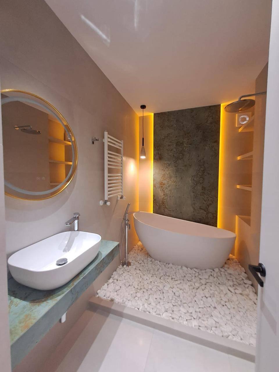 Schöne 2-Schlafzimmer-Designerwohnung auf hoher Etage in Batumi, Georgien, mit Panoramablick auf die Stadt und die Berge