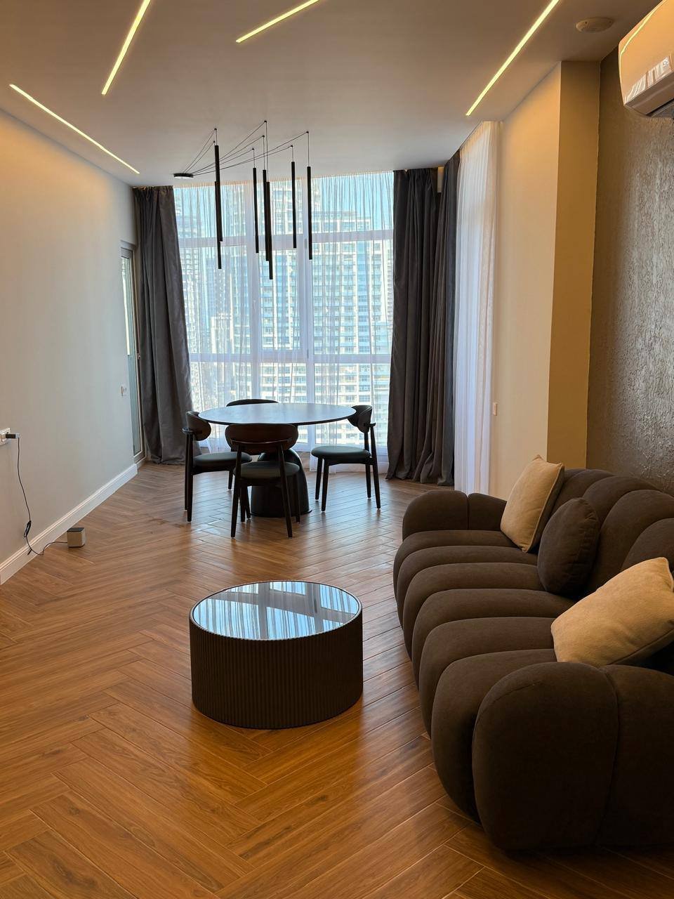 Schöne 2-Schlafzimmer-Designerwohnung auf hoher Etage in Batumi, Georgien, mit Panoramablick auf die Stadt und die Berge