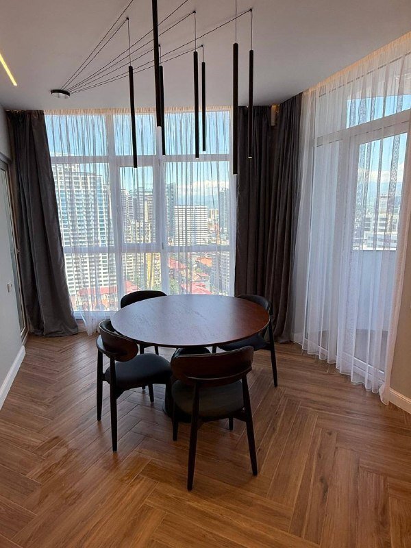 Schöne 2-Schlafzimmer-Designerwohnung auf hoher Etage in Batumi, Georgien, mit Panoramablick auf die Stadt und die Berge