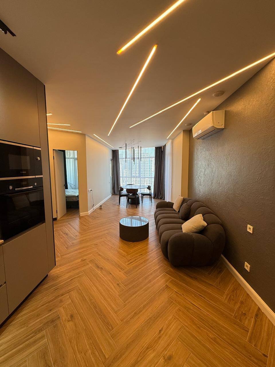 Schöne 2-Schlafzimmer-Designerwohnung auf hoher Etage in Batumi, Georgien, mit Panoramablick auf die Stadt und die Berge