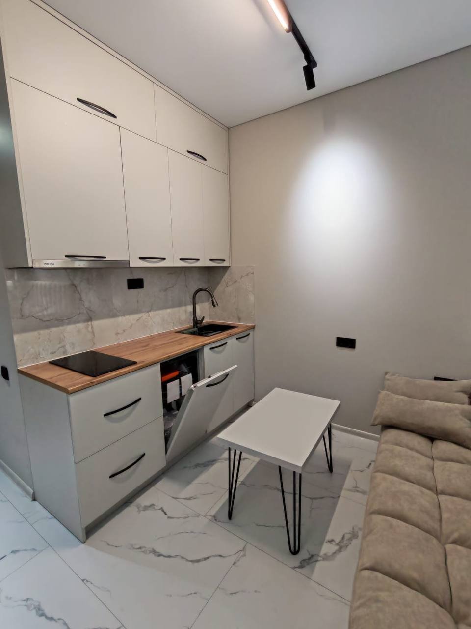 Modern möbliertes Studio-Apartment in Batumi, Georgien – Panoramablick auf die Stadt und die Berge