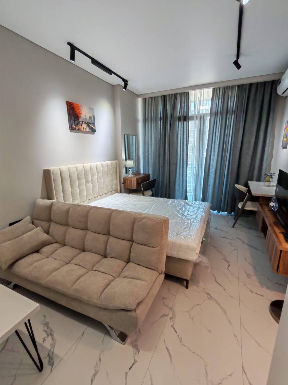Modern möbliertes Studio-Apartment in Batumi, Georgien – Panoramablick auf die Stadt und die Berge