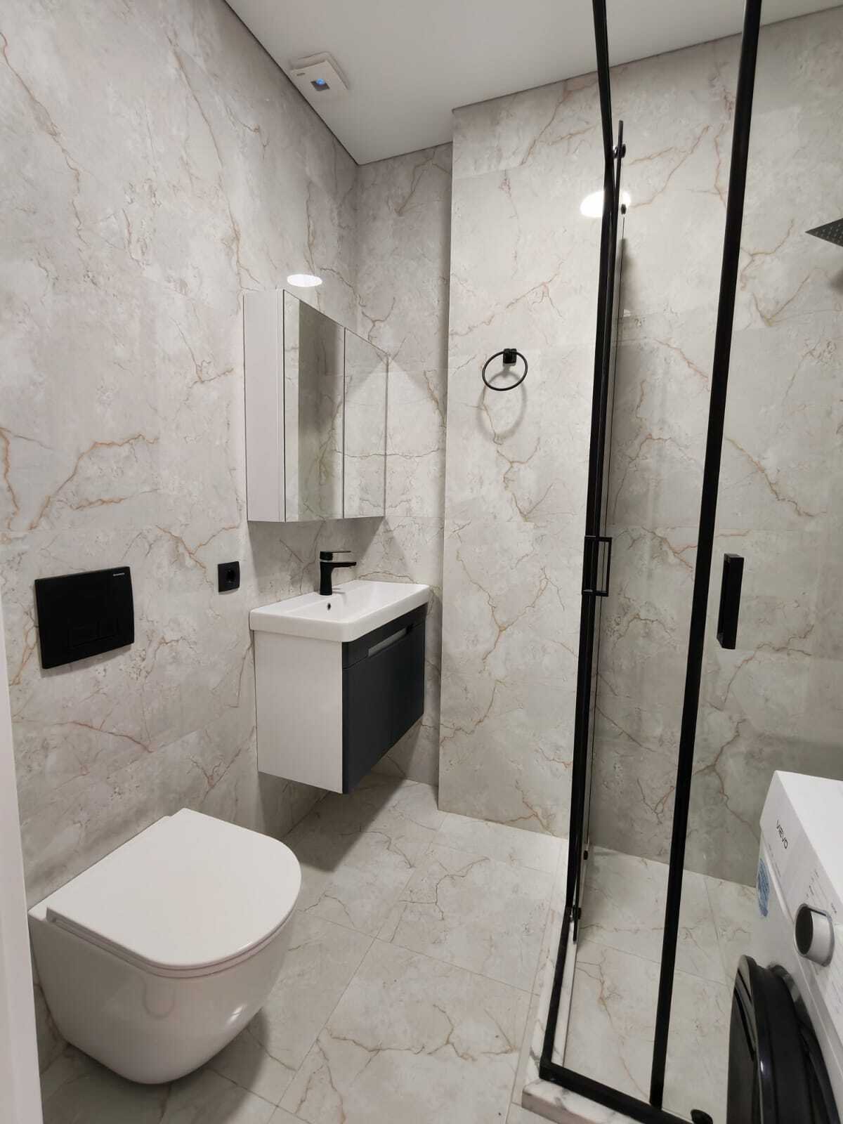 Modern möbliertes Studio-Apartment in Batumi, Georgien – Panoramablick auf die Stadt und die Berge