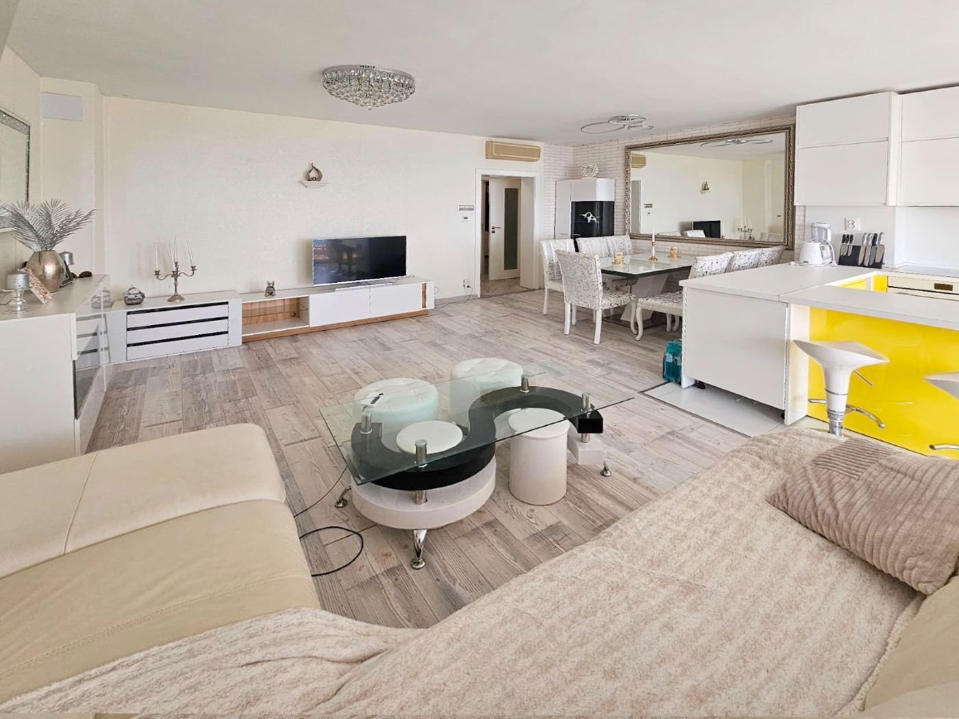 Stilvolle 3-Zimmer-Wohnung mit traumhaftem Meerblick in der Wohnanlage Oasis, Ravda, Bulgarien