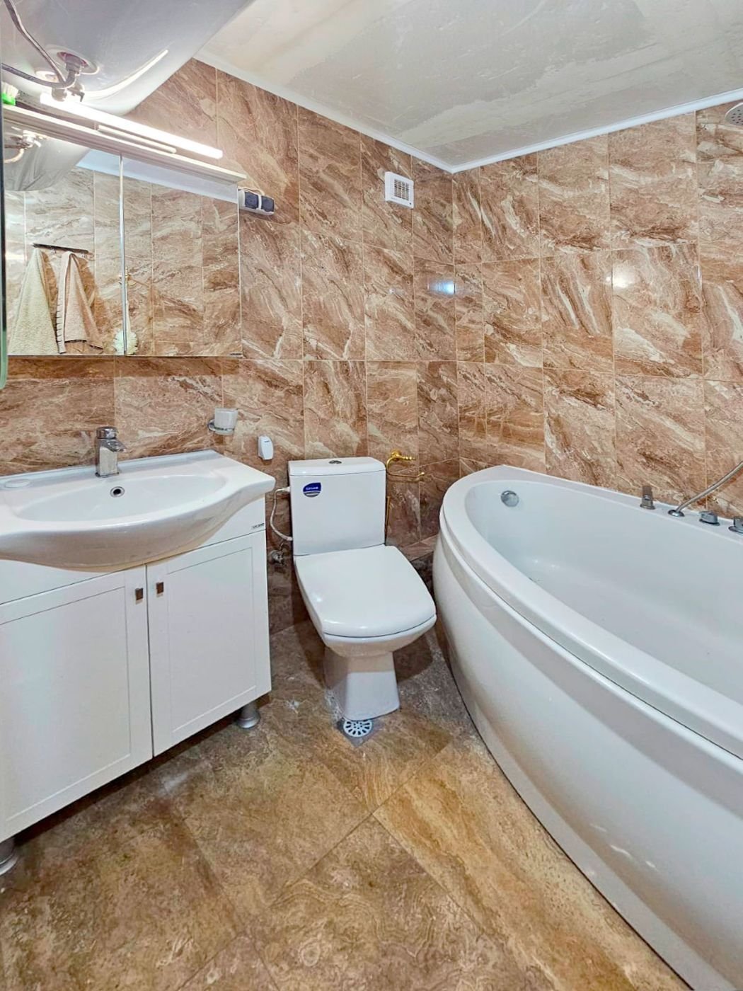 Stilvolle 3-Zimmer-Wohnung mit traumhaftem Meerblick in der Wohnanlage Oasis, Ravda, Bulgarien
