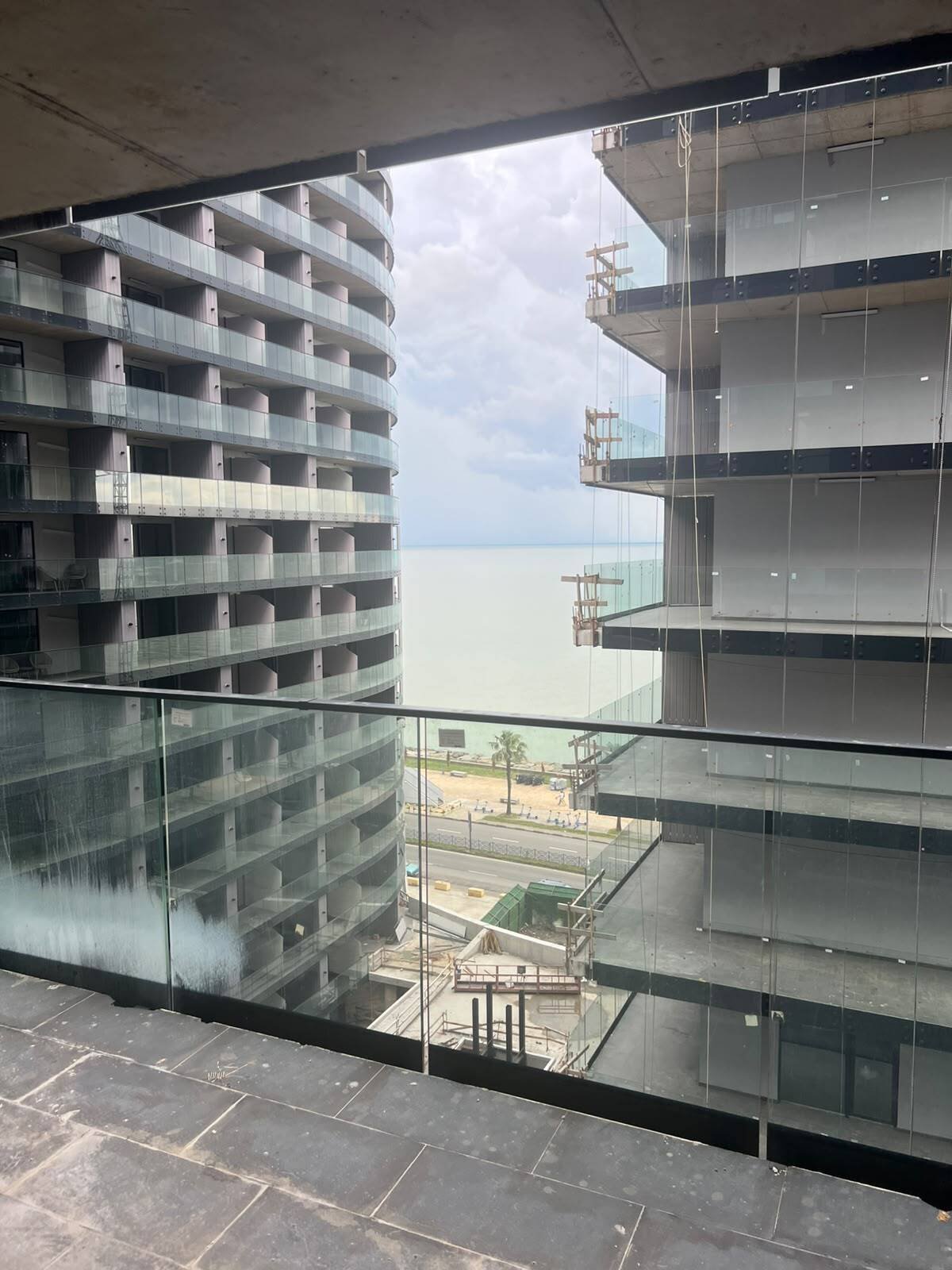 Marina Club – Premium 1-Schlafzimmer-Immobilie in erster Meereslinie in Batumi, Georgien – Einheit auf hoher Etage mit Meerblick