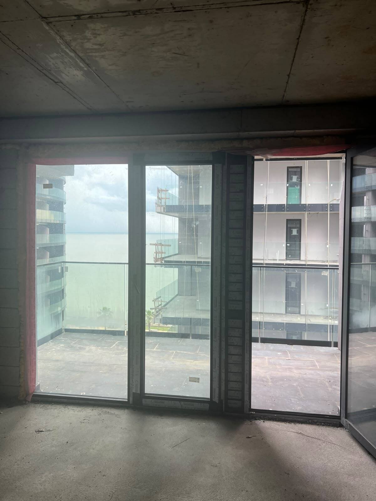 Marina Club – Premium 1-Schlafzimmer-Immobilie in erster Meereslinie in Batumi, Georgien – Einheit auf hoher Etage mit Meerblick
