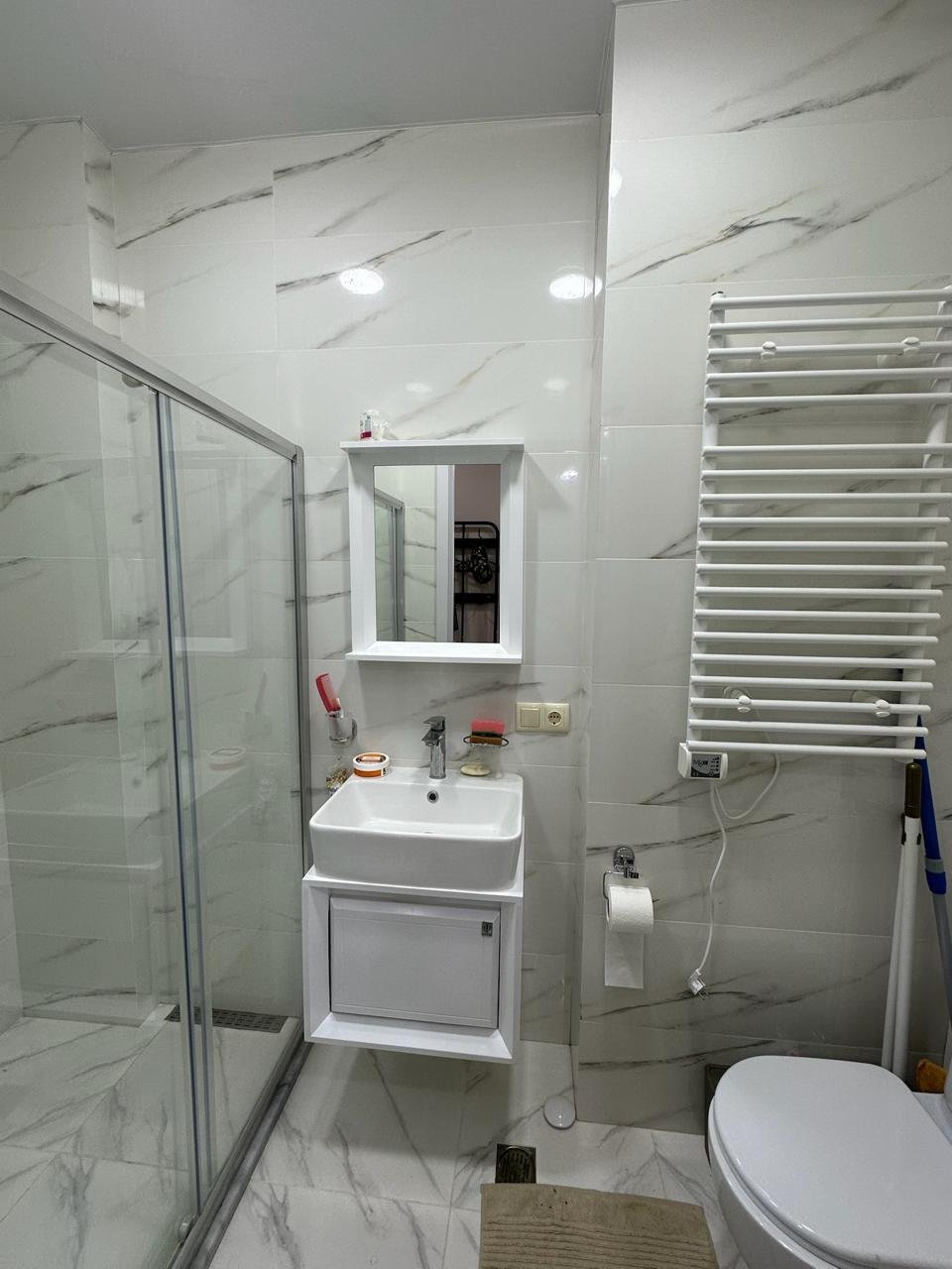 Schöne möblierte 2-Schlafzimmer-Wohnung im Next Green in Batumi, Georgien – Zwei Balkone und Meerblick