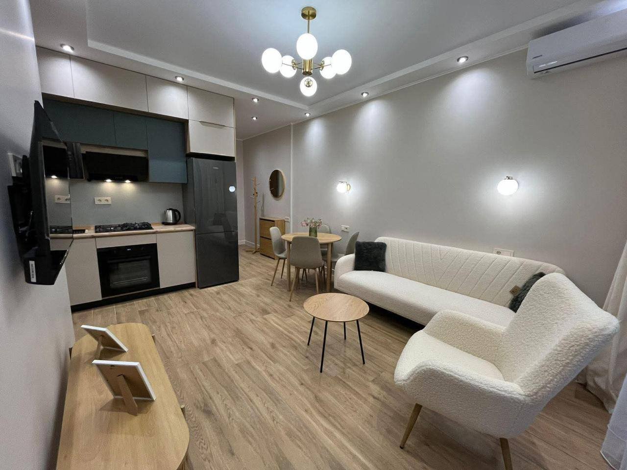 Stilvolle möblierte 2-Zimmer-Wohnung in Batumi, Georgien – Frisch renoviert, hohe Etage und privater Balkon