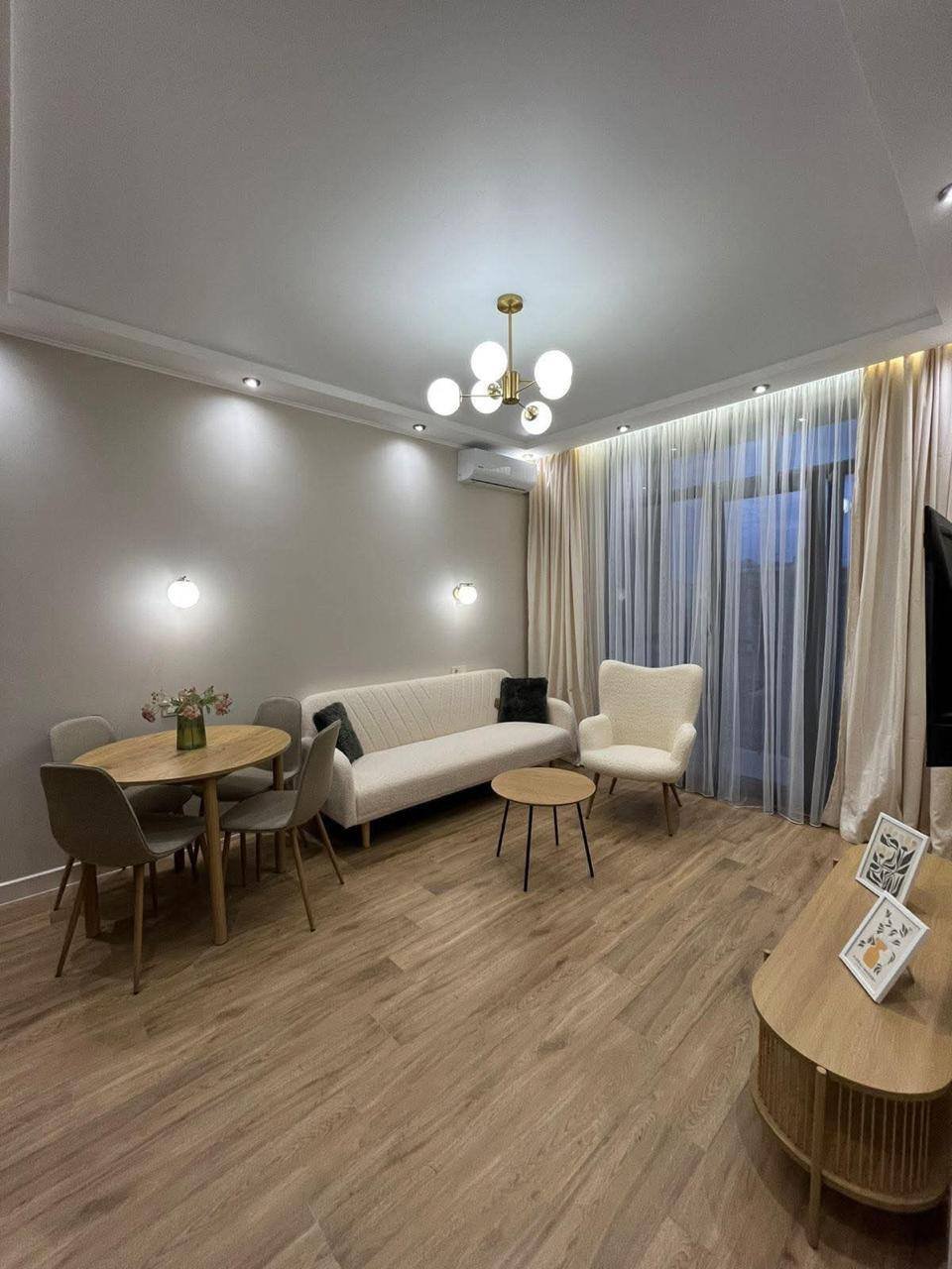 Stilvolle möblierte 2-Zimmer-Wohnung in Batumi, Georgien – Frisch renoviert, hohe Etage und privater Balkon