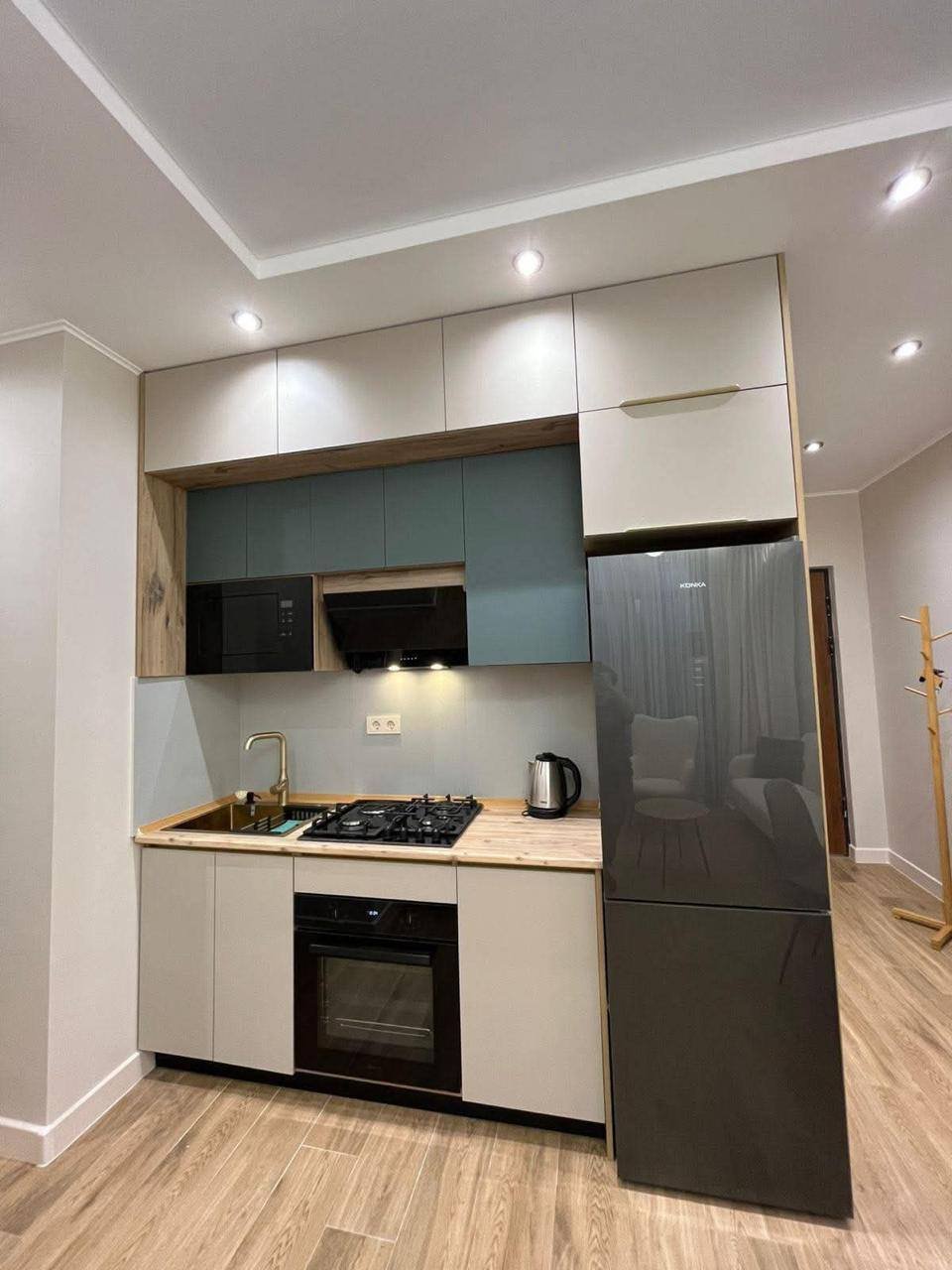 Stilvolle möblierte 2-Zimmer-Wohnung in Batumi, Georgien – Frisch renoviert, hohe Etage und privater Balkon