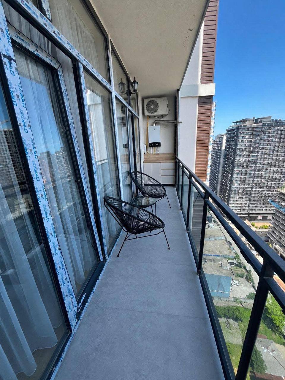 Stilvolle möblierte 2-Zimmer-Wohnung in Batumi, Georgien – Frisch renoviert, hohe Etage und privater Balkon
