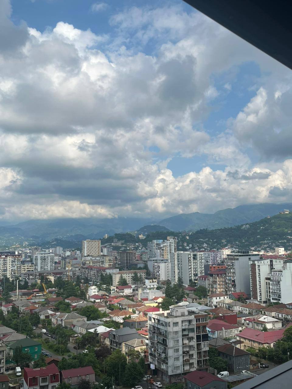 Stilvolle 2-Schlafzimmer-Wohnung auf einer hohen Etage in Calligraphy Towers, Batumi, Georgien – Berg- und Stadtblick
